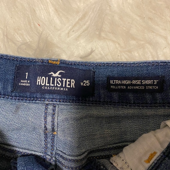 Hollister Ultra High Rise Short 3” - Picture 2 of 3